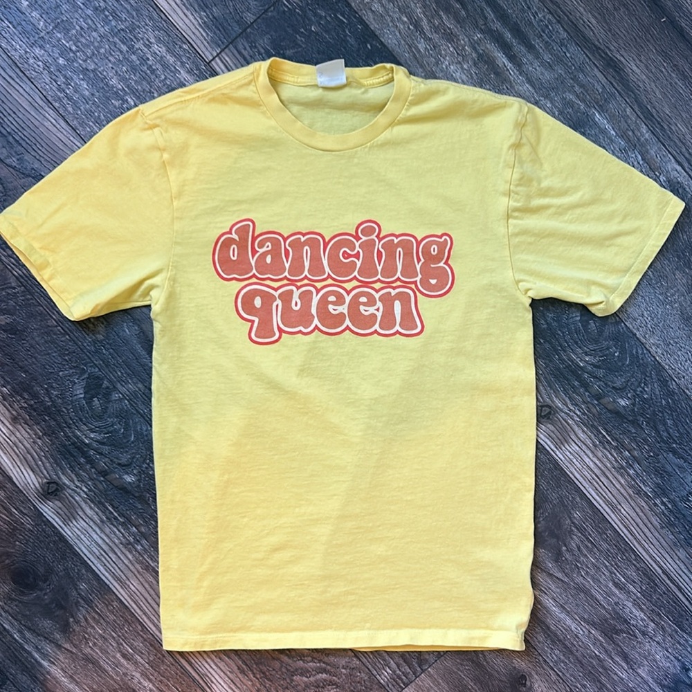 “Dancing Queen” 70’s Song Short Sleeve Yellow Tshirt Women’s Small